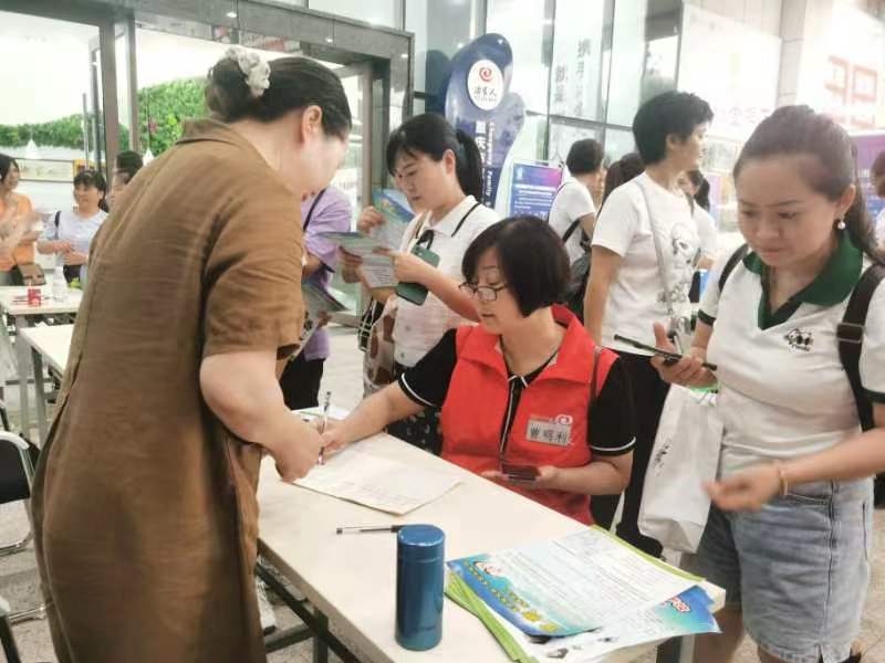 重庆家政劳务市场6月招聘会举行 近700名从业者找到心仪工作
