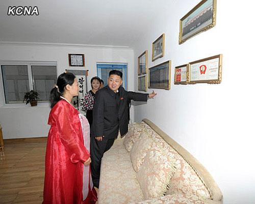 金正恩访问朝鲜居民家庭席地而坐与民众交谈6